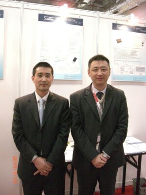 三垦电气（上海）有限公司营业部部长助理余汪平（左）和深圳海默科技有限公司副总经理杜野亲自站台讲解